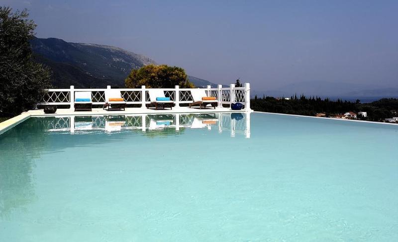 Castello Di Vista Hotel Ipsos Exterior photo