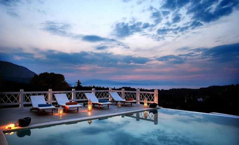 Castello Di Vista Hotel Ipsos Exterior photo